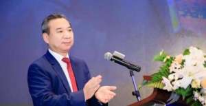边人被流放广州首富易主，他当年用250万换来1360亿身家，成功超越许家印万科海