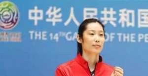 裁判变成了追星者！比赛结束后，我去休息区与朱婷合影。女排队长的影响力很
