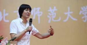 郎平退役后新工作来了！与朱婷姚迪聚餐，70岁教授老公罕见陪同
