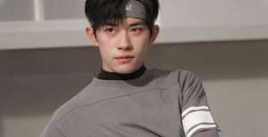 易烊千玺粉丝花式宣传《长津湖》，自制车贴更换昵称，花样百出