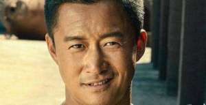 抛弃国籍还教别人爱国？吴京全家受质疑，本尊霸气回应