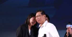 钟南山谈《医生》观后感现场鞠躬，13分钟掌声7次响起