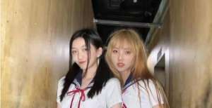 王菲带女儿与好友聚餐？全程烟酒不离手，李嫣态度冷淡显尴尬