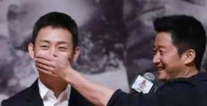 吴京找张译拍戏，问他片酬？张译用手比了个一，吴京：一个亿？