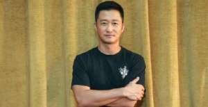 都说合照要远离吴京！原本以为只是开玩笑，看到照片后，难怪了