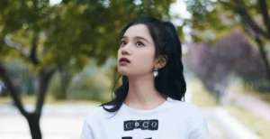 《关于我一切》北京首映礼 张婧仪为徐帆擦眼泪